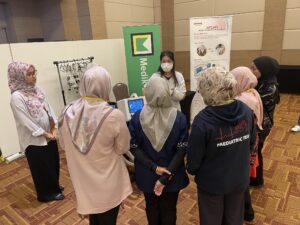 Physiotherapist Ms. Jess explaining HFCWO to Paediatric Team