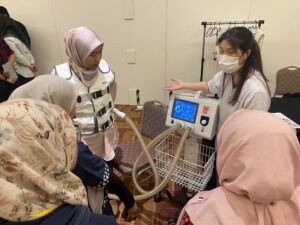 Physiotherapist Ms. Jess explaning HFCWO