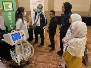 PICU nurses engaging in discussions about respiratory therapy techniques during the course