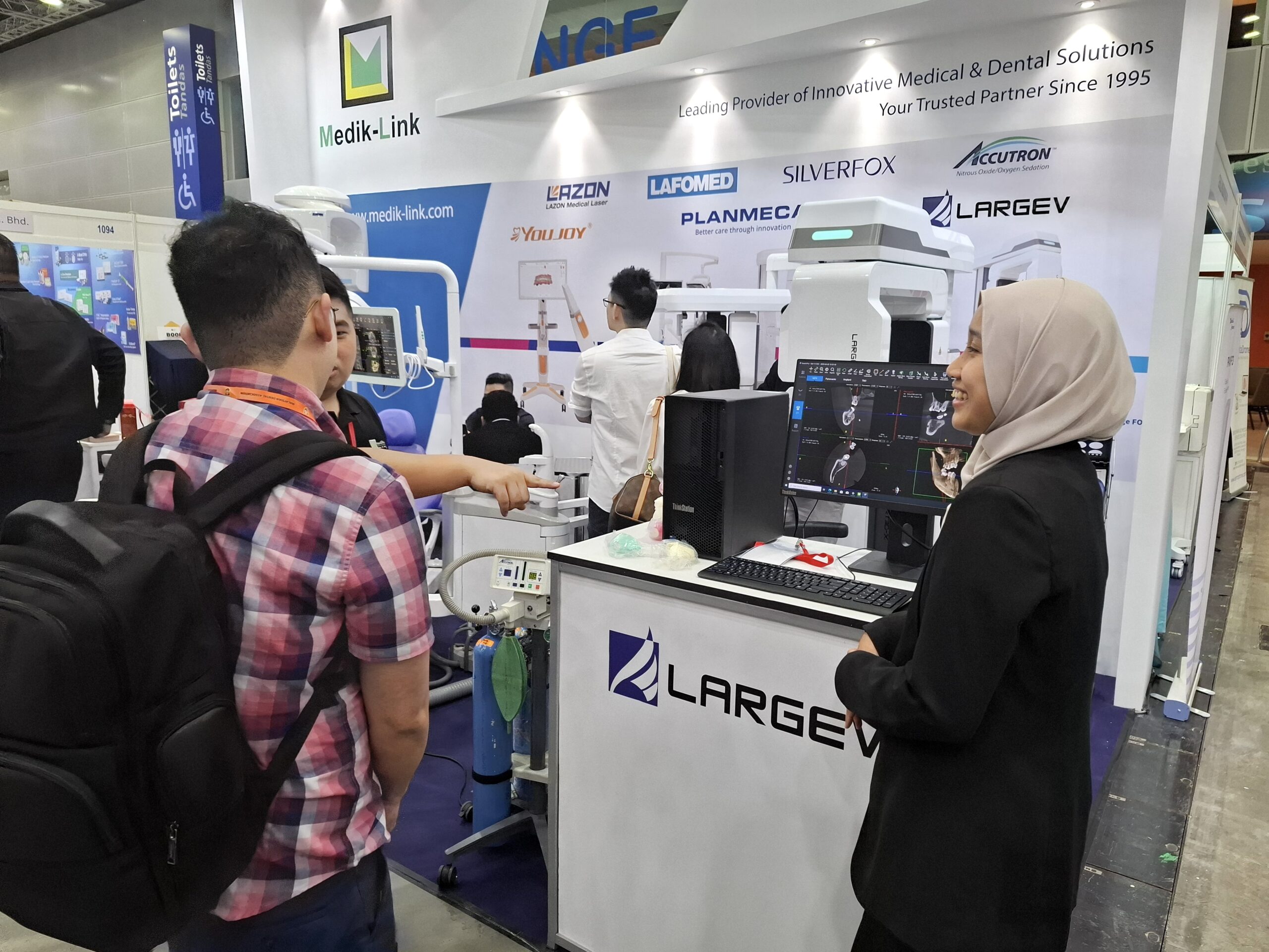 Medik-Link booth featuring LargeV Smart3D CBCT Imaging System and Accutron Nitrous Oxide Sedation System at SCATE 202