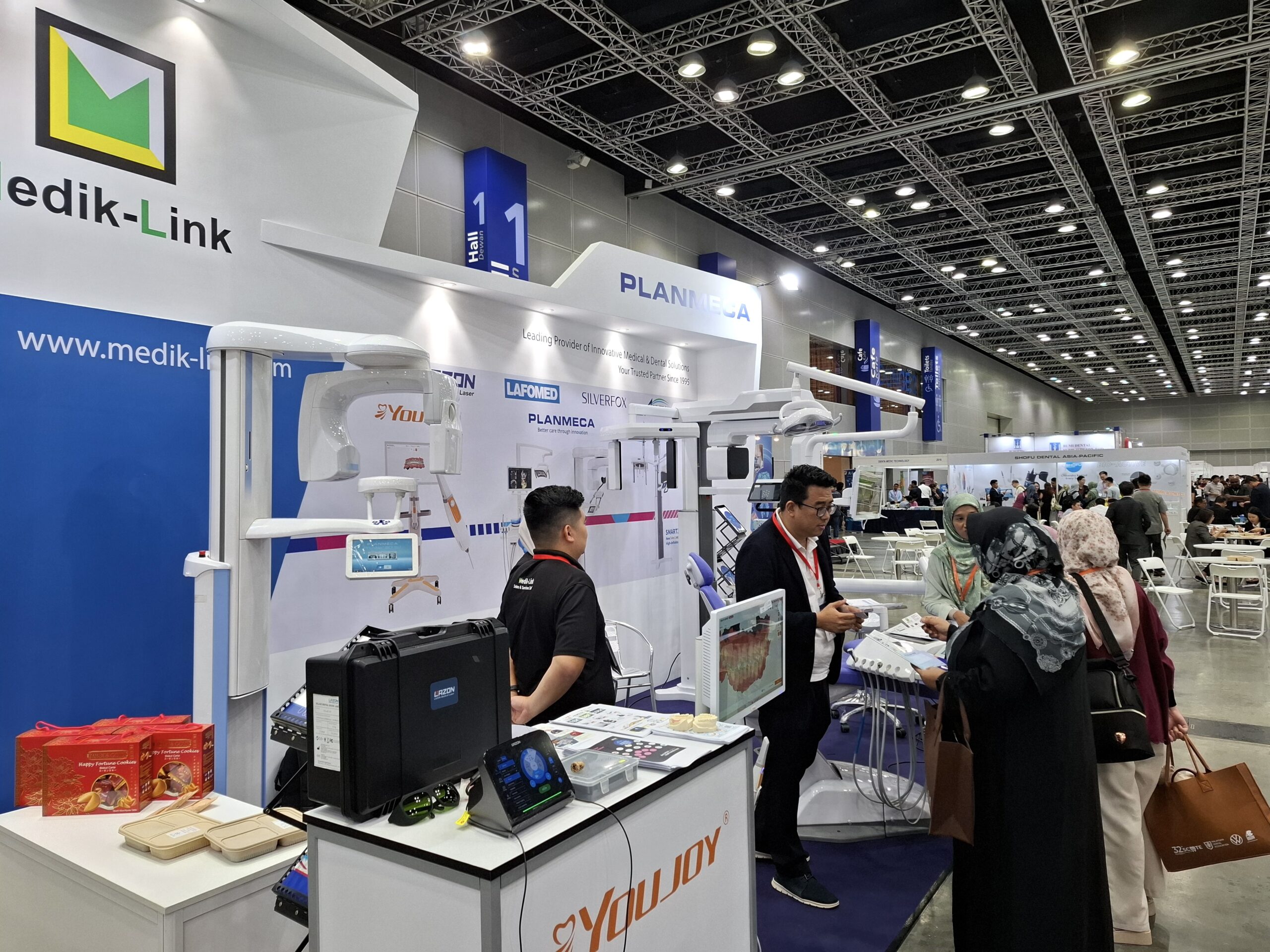 Medik-Link Product specialist explaining Silverfox Dental chair to visitors at SCATE 2025