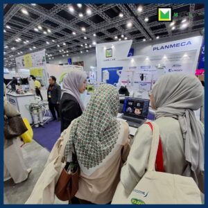 Dentist checking CBCT software @ MIDEC KLCC 2025