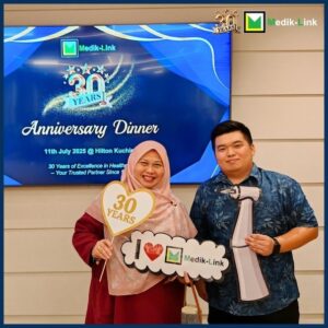Medik-Link 30th Anniversary Dinner in Kuching — Medik-Link Team posing with dentist 2