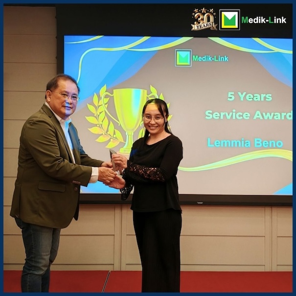 Medik-Link 30th Anniversary Dinner in Kuching — 5 years Long Service Award presentation to Ms Lemmia Beno
