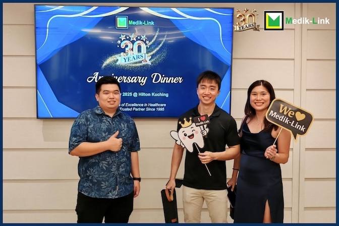 Medik-Link 30th Anniversary Dinner in Kuching — Medik-Link Team posing with dentist group 2