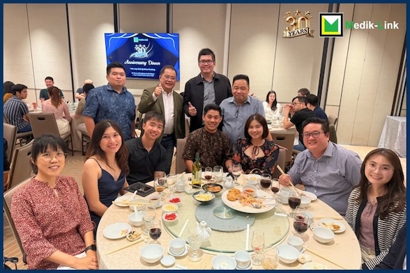 Medik-Link 30th Anniversary Dinner in Kuching Table Group Photo 2