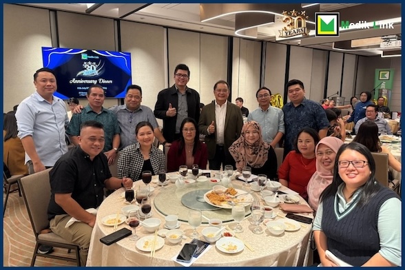 Medik-Link 30th Anniversary Dinner in Kuching Table Group Photo 5