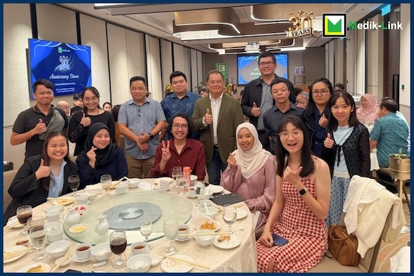 Medik-Link 30th Anniversary Dinner in Kuching Table Group Photo 6