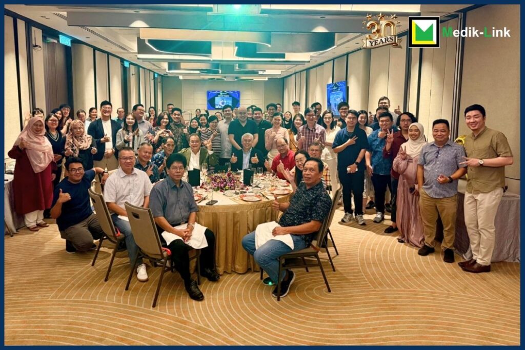 Medik-Link 30th Anniversary Dinner in Kuching — group photo with dentists and partners