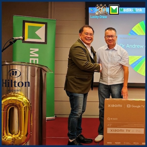 Medik-Link 30th Anniversary Dinner in Kuching — lucky draw grand prize winnder Dr Andrew