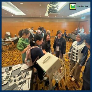 Doctor participating in HFCWO airway clearance training during MTS Congress 2025 at KLCC