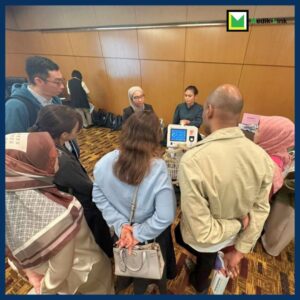 Healthcare professional learning HFCWO airway clearance methods at Malaysian Thoracic Society Congress