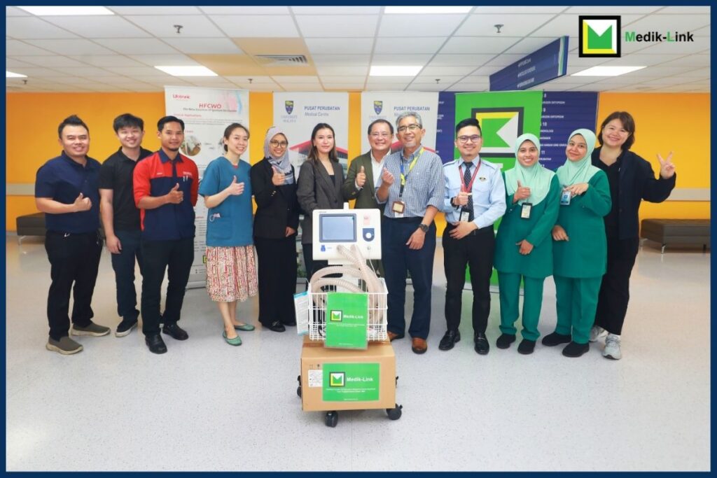 Medik-Link CSR handover of HFCWO airway clearance therapy equipment with PPUM ICU and Biomedical teams