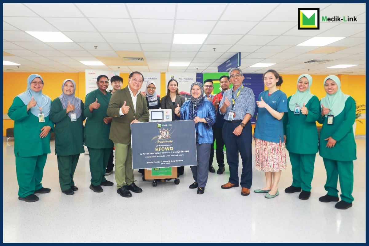 Medik-Link CSR handover of HFCWO airway clearance therapy equipment with PPUM Timbalan Pengarah Prof. Madya Dr. Azura, Prof. Dr. Nor’Azim Bin Mohd Yunos from the Department of Anaesthesiology, ICU and Biomedical teams