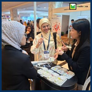 Healthcare professionals visiting Medik-Link booth during ASMIC 2025 exhibition in Kuala Lumpur