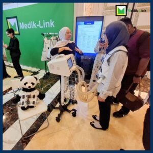Healthcare Professional testing HFCWO Airway Clearance Therapy System at Medik-Link booth during ASMIC 2025