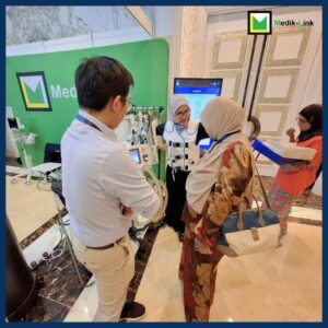 Demonstration of HFCWO Airway Clearance Therapy System at Medik-Link booth during ASMIC 2025