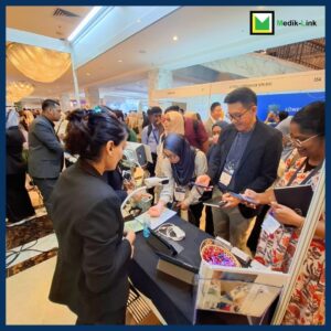 articipants experiencing Medcaptain Vein Finder demonstration at Medik-Link booth during ASMIC 2025