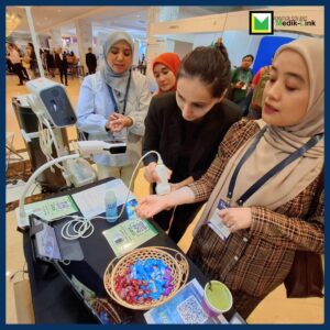 Healthcare Professional testing Philips Lumify portable ultrasound during Medik-Link hands-on session at ASMIC 2025.